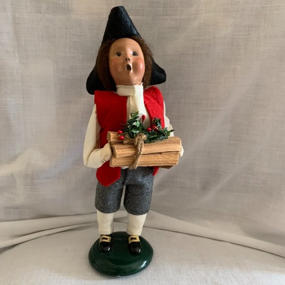 Byer's Choice 2002 Williamsburg Carolers Boy with Stack of Wood - Picture 1 of 7